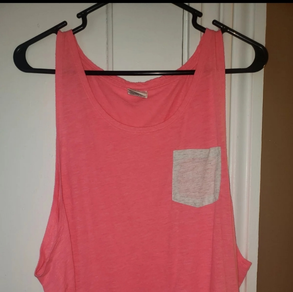 Crop muscle pocket tank
